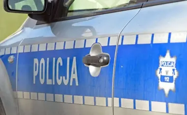 Groził sąsiadom i zaatakował przy drzwiach. 42-latek z pięcioma zarzutami